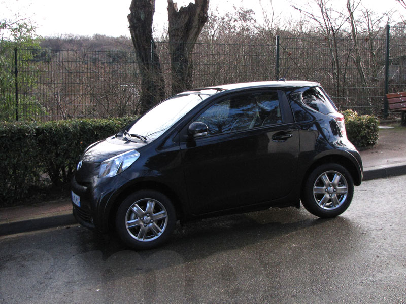 Essai Toyota iQ 1.0 VVT-i 68 2010 par Jean-Michel Lainé Essai Toyota iQ 1.0 VVT-i 68 2010 par Jean-Michel Lainé