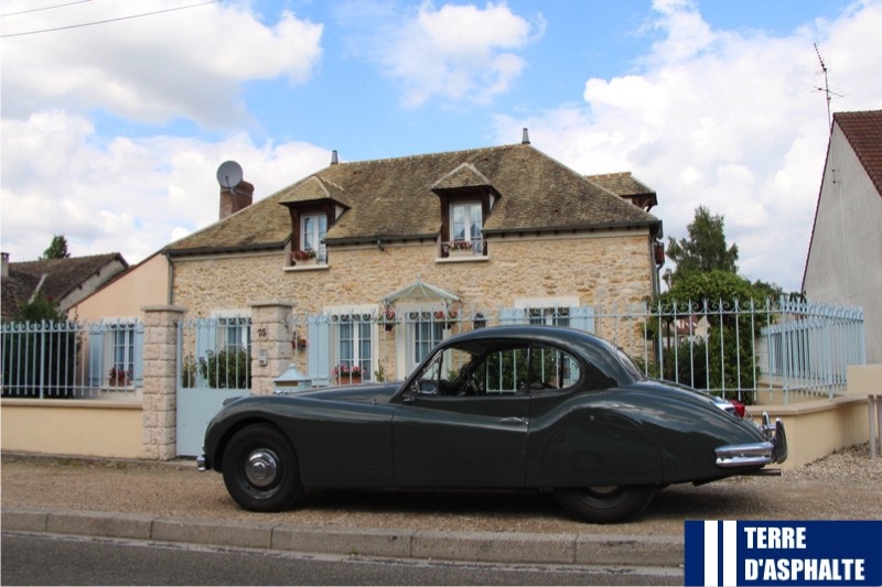 jaquar xk120 vue dans la rue non loin du cha teau