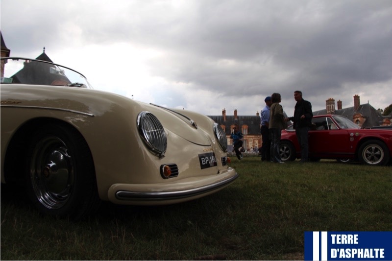 porsche sur la pelouse du chateau de neuville