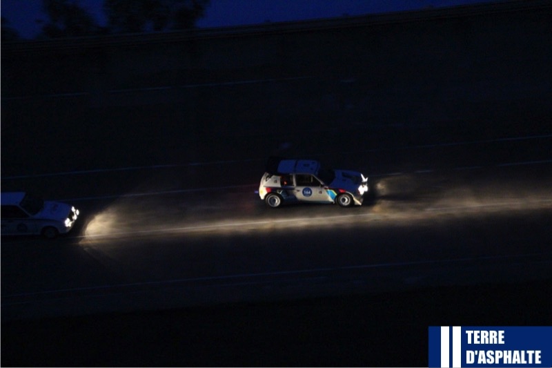 peugeot 205 passe une cirtoe n visa sur le circuit de montlhe ry de nuit