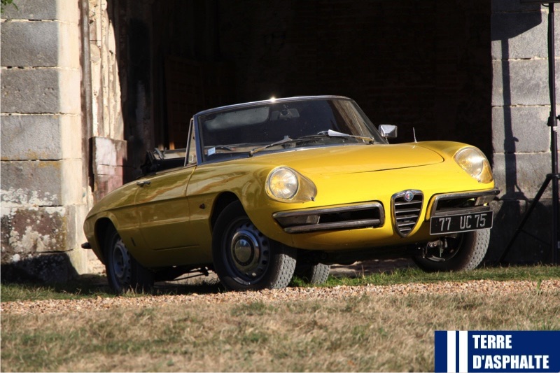 alfa romeo spider dans la cours du chateau de neuville a gambais