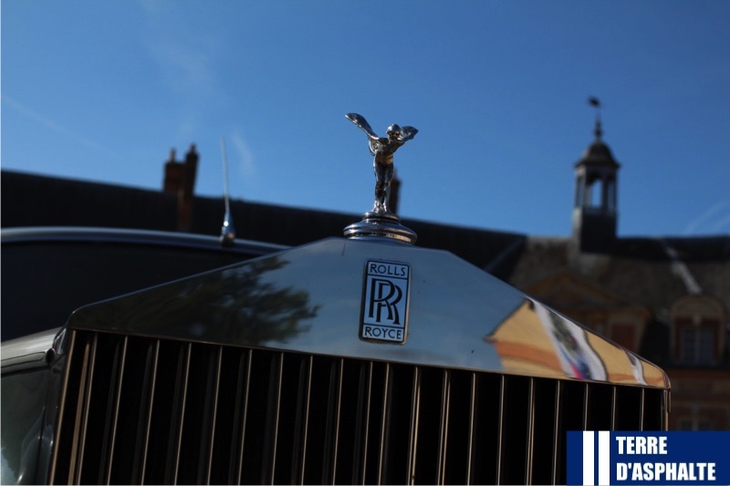 la spirit of ecstasy de rolls royce devant le chateau