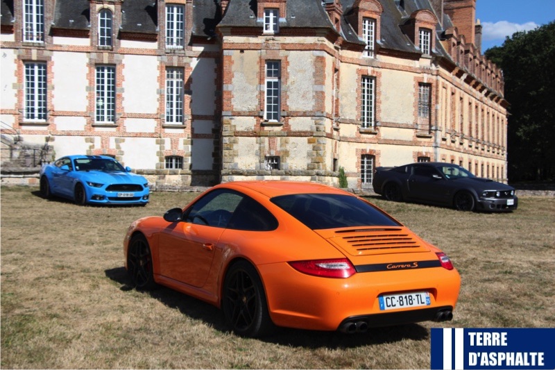 porsche carrera s face aux mustang