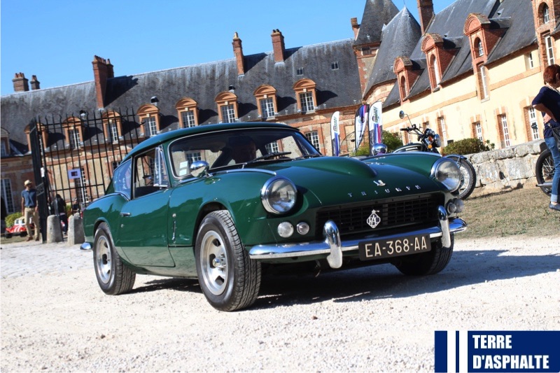 triumph gt6 quittant la cours du chateau